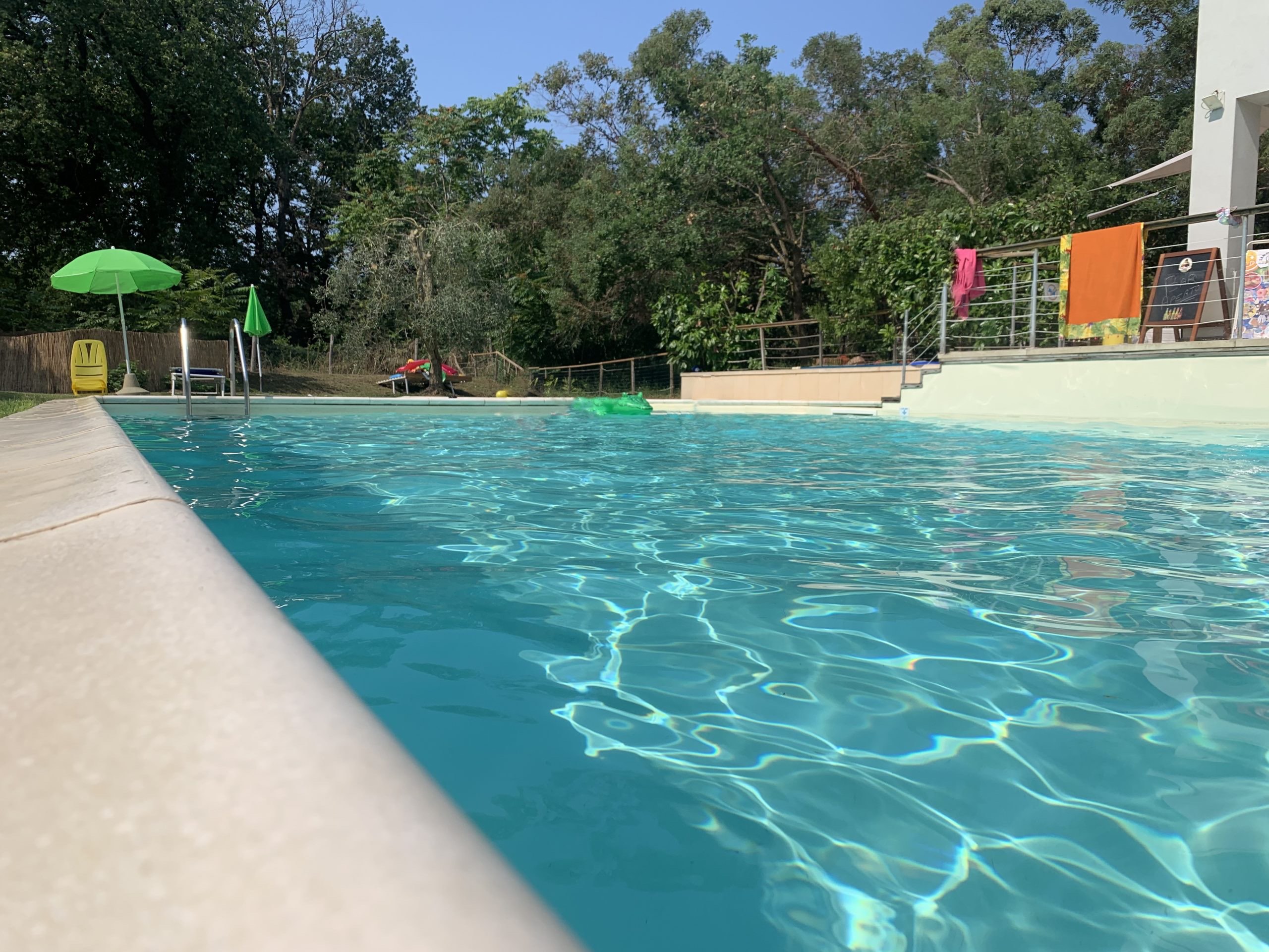 acqua-piscina-relax-camperesort-area-sosta-camper-donoratico-castagneto-carducci-scaled